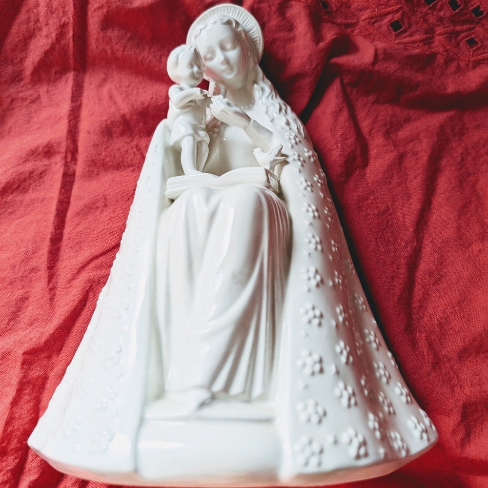 Vintage HUMMEL GOEBEL MADONNA CHILD FIGURINE 10/1 GERMANY/CROWN MARKED (EUC)